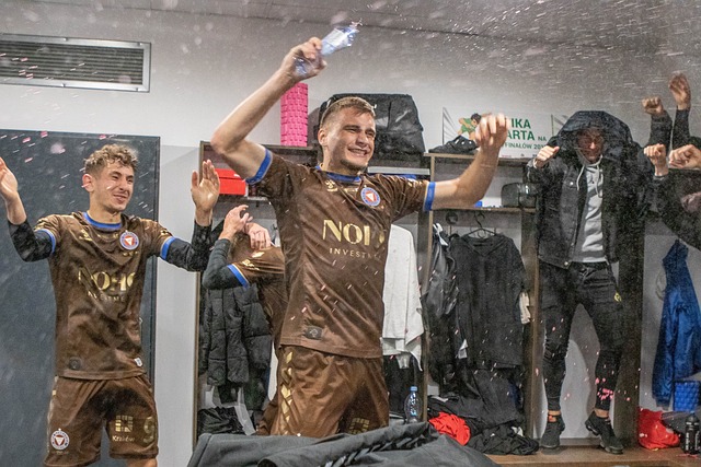 转会1+1：曼联拟用重磅报价追热刺天王 夏窗或被迫出售边路妖星.